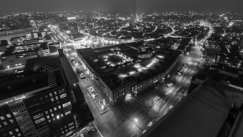 Luftaufnahme von Enschede bei Nacht.