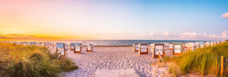 Ostseestrand mit Strandkörben bei Sonnenuntergang