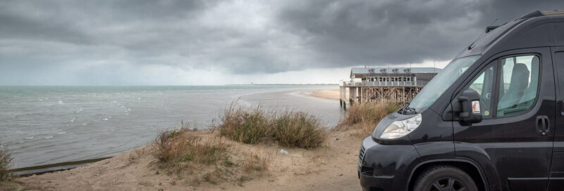 Schwarzer Ducato steht am Strand