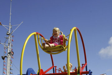 Kind in Spielrad auf dem Campingplatz