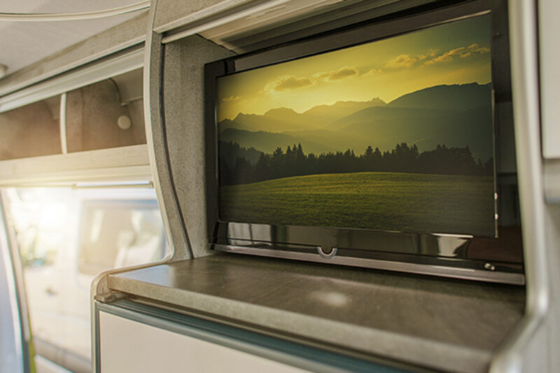 Eingebauter Fernseher in einem Campervan