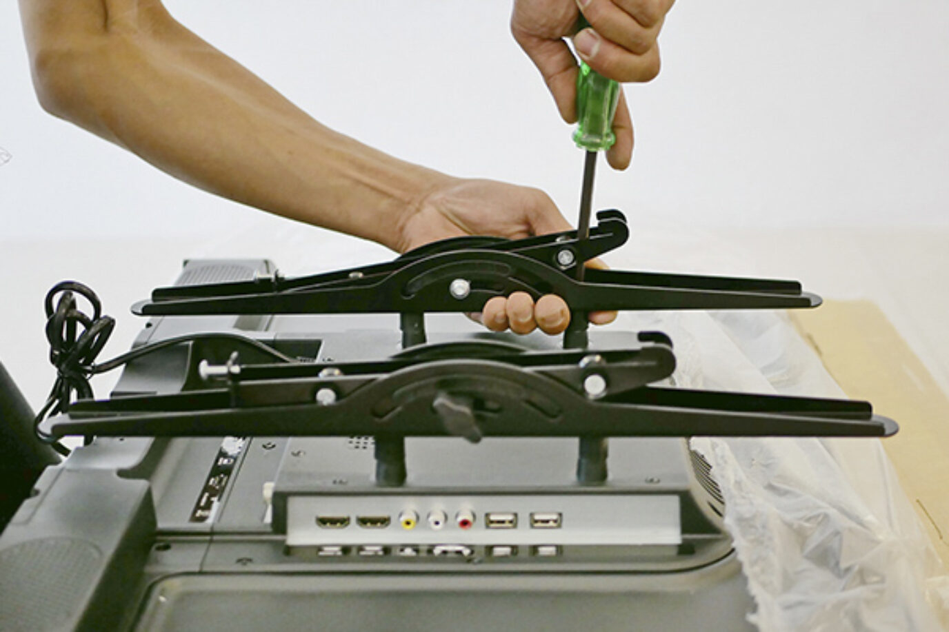 Fernsehhalterung für Wohnwagen: Kaufberatung+Tipps - Pincamp Magazin