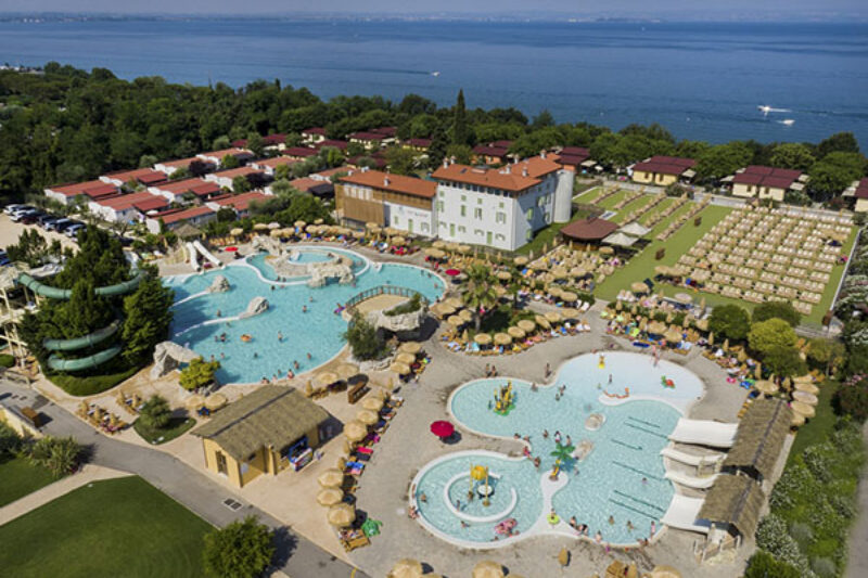 Vogelblick über Poollandschaft des Campingplatzes