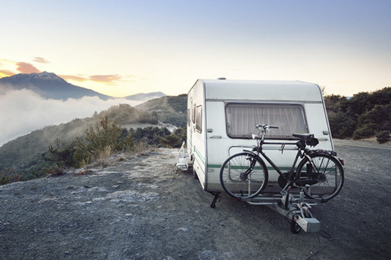 Wohnwagen vor malerischer Landschaft