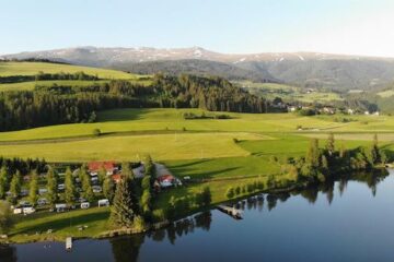 Luftaufnahme von Camping am Badesee