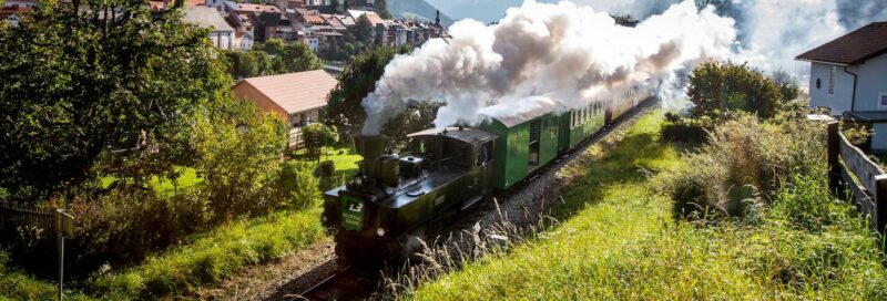 Der Dampfbummelzug Murtalbahn inmitten der Natur