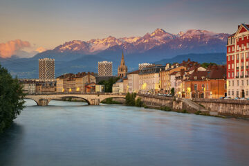 Blick über Grenoble mit den Alpen im Hintergrund