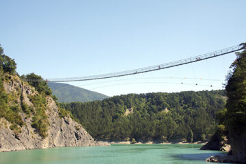 Hängebrücke über dem Lac de Montrynard