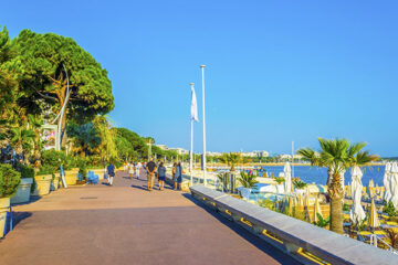 Personen spazieren über den Boulevard de la Croisette in Cannes