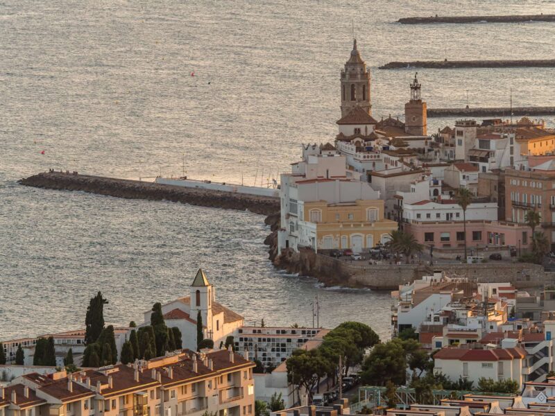 Sitges aus der Sicht der Siedlung Levantina in Garraf.