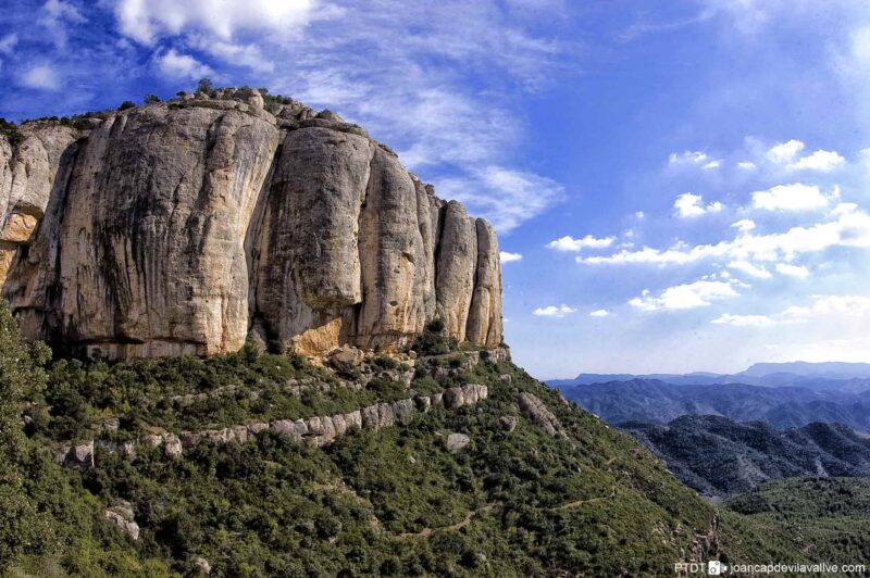 Montsant, ein Felsmassiv in der Region Priorat, im Naturpark Serra de Montsant.