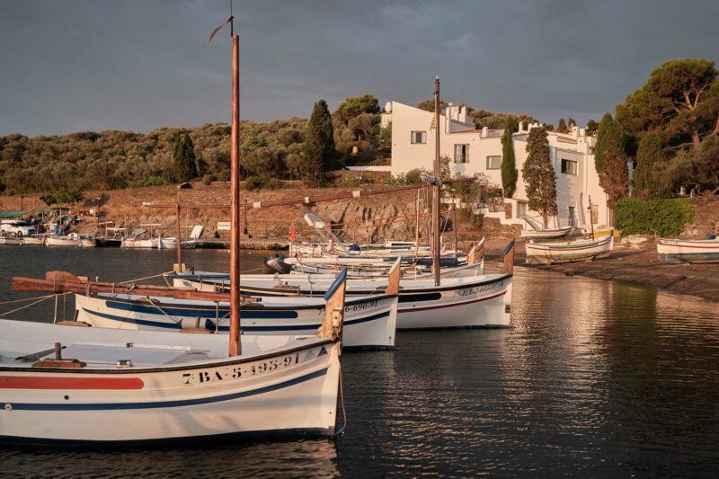 Geparkte Boote vor Portlligat, dem ehemaligen Wohnsitz von Salvador Dalí, in Cadaqués, Cap de Creus.