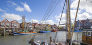 Im Hafen können Gäste einen Tee oder ein Bier trinken, ein Fischbrötchen essen oder einfach nur dem Treiben vor Ort zusehen.
