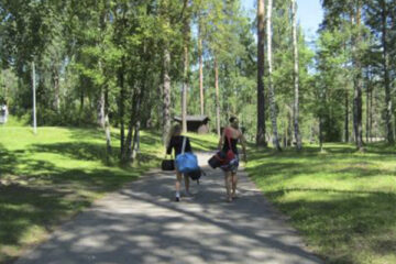 Personen laufen über den Campingplatz