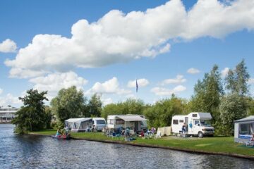 Wohnmobile am Wasser bei Camping It Wird