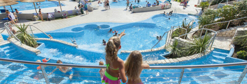 Kinder im Wasserpark auf dem Campingplatz