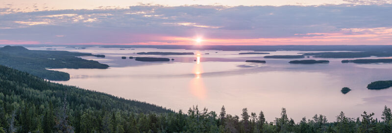 Panoramabild eines Sonnenuntergangs über dem Koli Nationalpark in Finnland