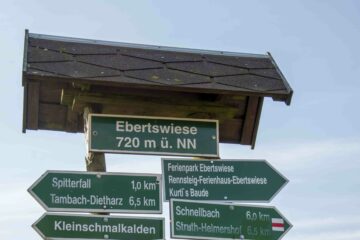 Wegweiser auf dem Fernwanderweg Rennsteig in Thüringen auf der Ebertswiese