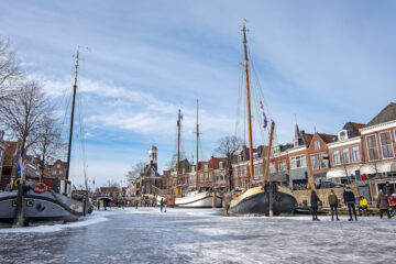 Eisskaten auf dem zugefrorenen Kanal in Dokkum