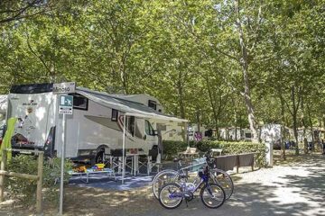 Camping Village Baia Azzura Wohnwagenstellplatz vom Campingplatz im Schatten