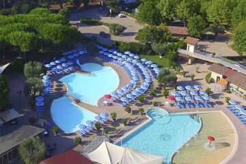 Camping VIllage Baia Azzura Pool mit Liegestühlen aus der Vogelperspektive