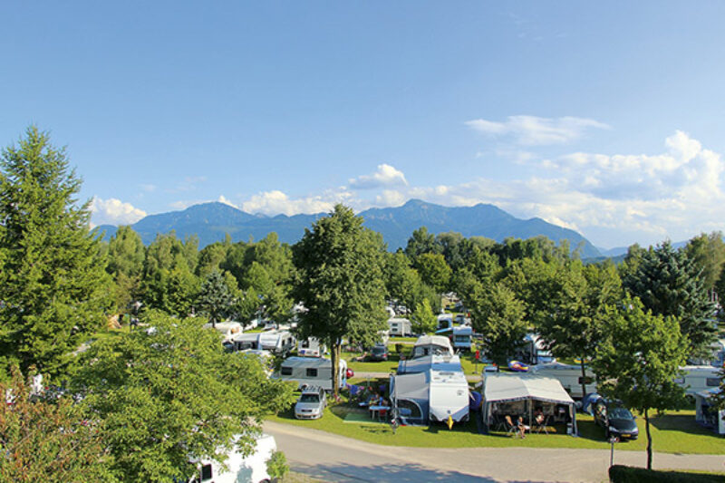 Stellplätze im Schatten unter Bäumen auf Camping Rödlgries