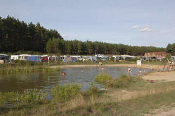 Badeteich auf dem Gelände des Campingparks