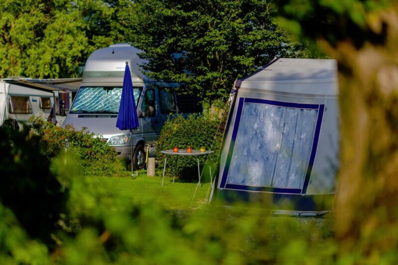 Wohnmobil und Wohnwagen im Grünen