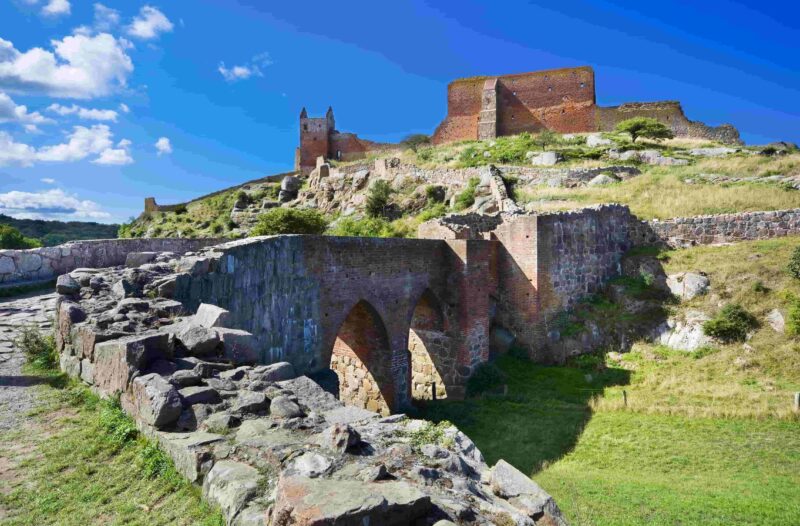 Schloss Hammershus - die größte Burgruine Nordeuropas an steilen Granitfelsen an der Ostseeküste