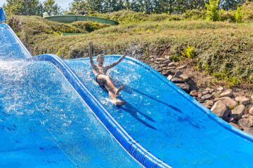 Wasserrutsche im Vergnügungspark „Brændesgårdshaven“