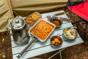 Campinggeschirr: Set aus Edelstahl oder Melamin