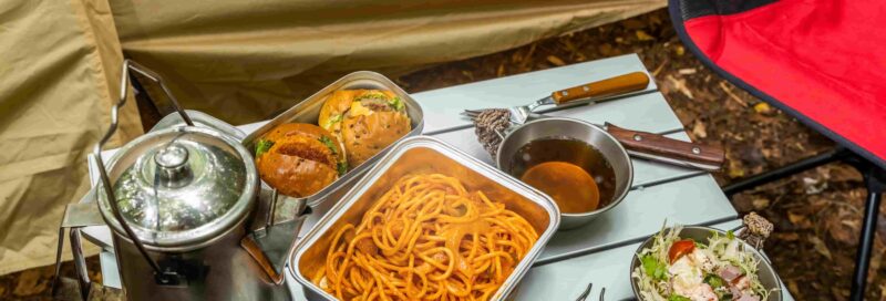 Kochgeschirr mit gekochten Gerichten