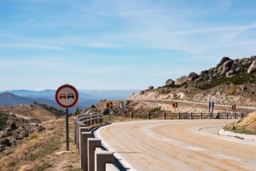 Blick auf die Berge von der Straße im Nationalpark Serra da Estrela, Portuga