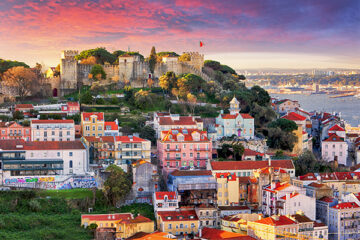 Blick über Lissabon zum Sao Jorge Castle