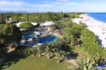 Camping-Arinella-Bianca---Luftaufnahme auf den Campingplatz mit der Poolanlage im Vordergrund und dem Mittelmeer an der Seite