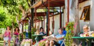 Mobilheim mit Veranda im Grünen auf dem Campingplatz