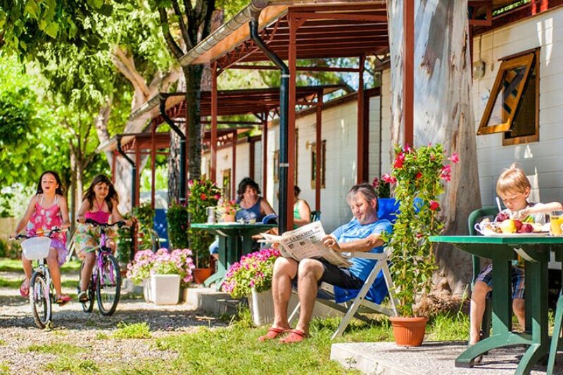 Mobilheim mit Veranda im Grünen auf dem Campingplatz