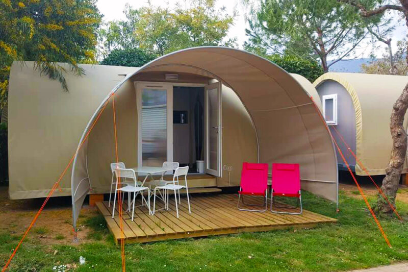 Glamping Zelt mit überdachter Veranda auf dem Campingplatz