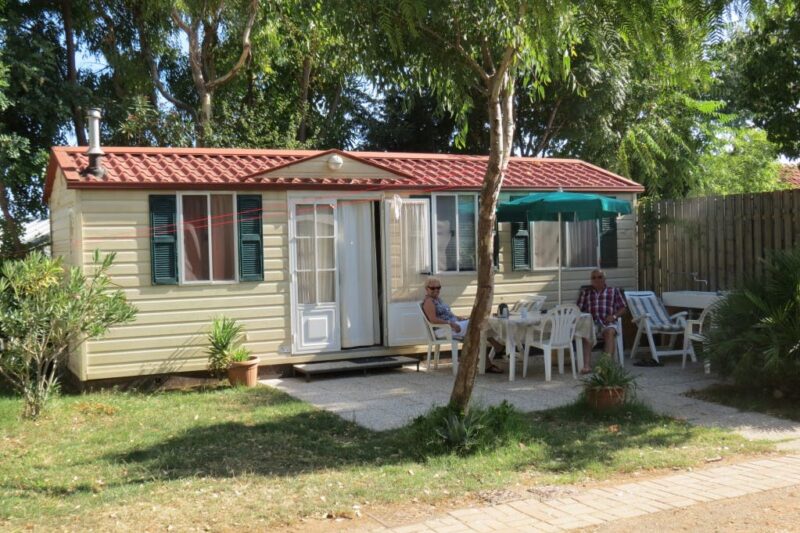 Mobilheim mit Terrasse auf dem Campingplatz