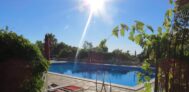 Swimmingpool mit Sonnenliegen am Rand