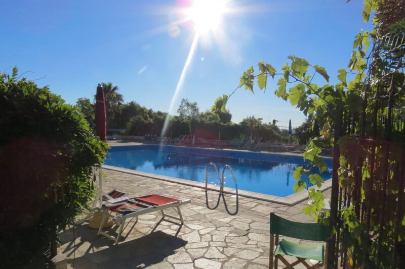 Swimmingpool mit Sonnenliegen am Rand