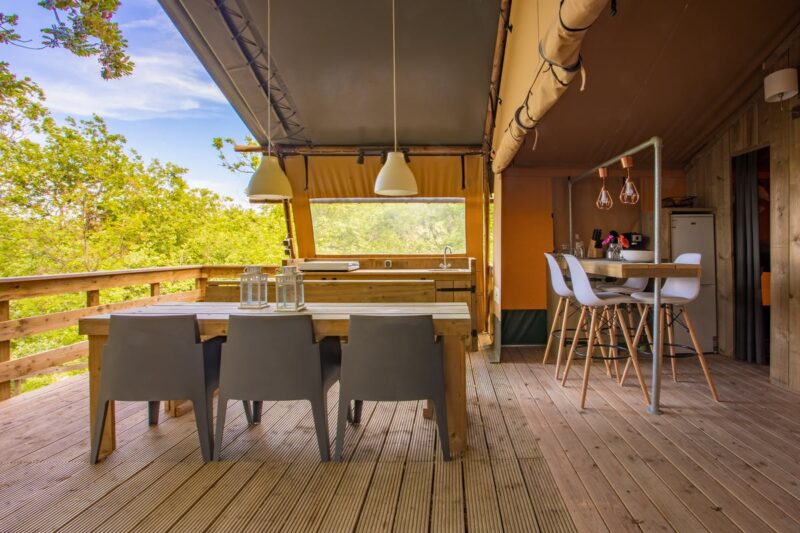 Blick auf die Terrasse vom Safari Zelt mit Esstisch