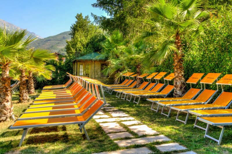 Liegestühle im Grünen im Poolbereich vom Campingplatz