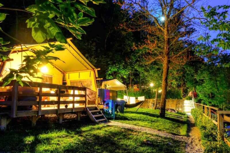 Safari Zelte auf grüner Wiese auf dem Campingplatz