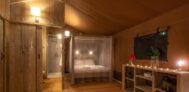 Schlafraum mit Doppelbett im Glamping Zelt auf dem Campingplatz
