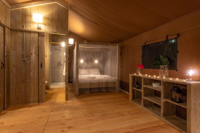 Schlafraum mit Doppelbett im Glamping Zelt auf dem Campingplatz