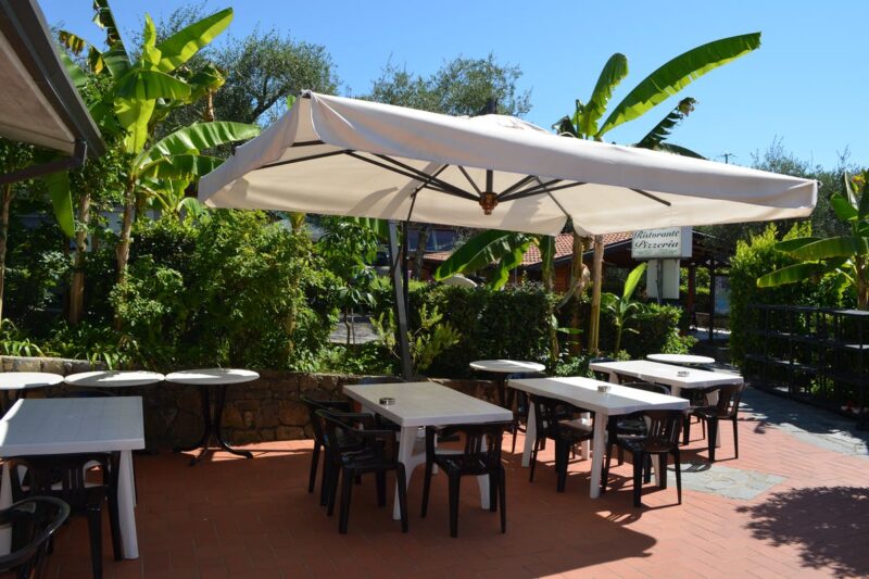 Restaurant-Terrasse auf dem Campingplatz