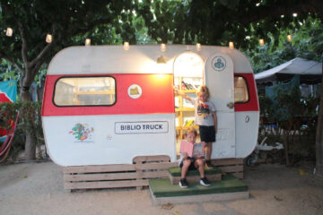 Camping-Playa-Cambrils-Don-Camilo---Bibliothekswagen-auf-dem-Campingplatz