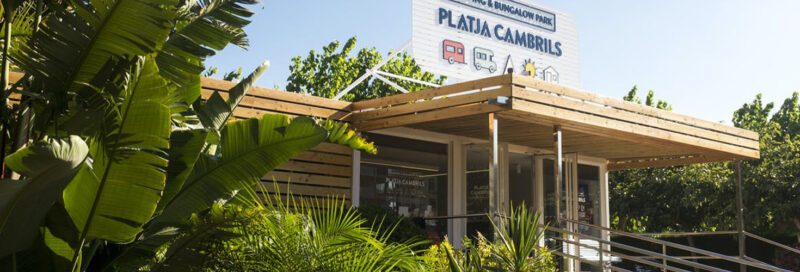 Camping-Playa-Cambrils-Don-Camilo-----Rezeption-vom-Campingplatz-zwischen-Baeumen