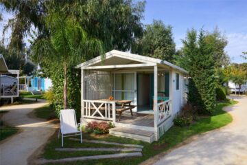 Mobilheim vom Campingplatz mit Veranda